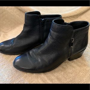Aerosoles Black leather booties EUC